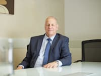 השופט בדימוס עודד מודריק, יו''ר הוועדה הבוחנת / צילום: אופיר אייב