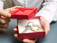 דירה במתנה. מה הכוונה האמיתית? / צילום: Shutterstock, Andrii Yalanskyi