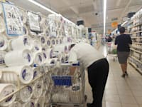 כלים חד-פעמיים בסופרמרקט / צילום: תמר מצפי