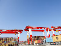 פריקת מכולות בנמל חיפה. הבעיות בסחר העולמי עשויות להניב תועלות לכלכלה הישראלית / צילום: שלומי יוסף