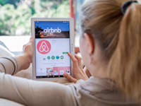 אפליקציית airbnb להשכרת דירות לטווח קצר / צילום: Shutterstock