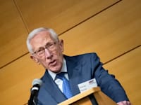 סטנלי פישר / צילום: MIT