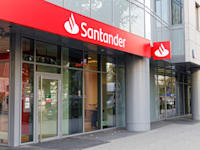 הקלת הרגולציה על שירותי בנקאות מחו''ל יכולה להוזיל את עלויות הבנקאות בין 20% ל-37% / צילום: Shutterstock, MOZCO Mateusz Szymanski