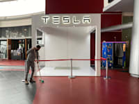 מתחם טסלה בסינמה סיטי / צילום: בר לביא