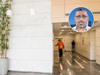 לובי משרדי ''יעדים נדל''ן''. בעיגול: מוטי אברג'יל / צילום: יוסי כהן, יוטיוב