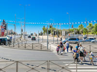 ילדים חוצים את הכביש בירושלים. יצאו מהבית באוגוסט? / צילום: רפי קוץ