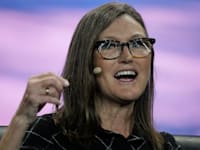 קת’י ווד, מייסדת ומנכ''לית Ark Investment / צילום: Associated Press, Rebecca Blackwell