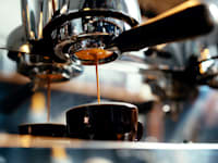 הצרכן כבר לא מחפש את הקפה הזול / צילום: Shutterstock, baranq