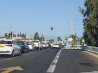 רמזור אדום. האם מותר לעבור כדי להגיע למקום בטוח? / צילום: שלומי יוסף