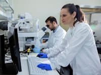 חוקרות וחוקרים מהמו''פ האינובטיבי של טבע באביק נתניה / צילום: ליאור נורדמן