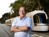 ראש עיריית תל אביב רון חולדאי והרכבת הקלה / צילום: איל יצהר
