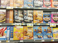 מוצרי מותג פרטי של שופרסל לצד מוצרי המתחרים / צילום: גלית חתן