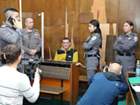 מייק בן ארי (במרכז) בדיון בהארכת מעצרו / צילום: ניב קנטור