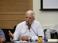 איתן יוחננוף, מנכ''ל ובעלי רשת יוחננוף, בדיון בוועדת הכלכלה על יוקר המחיה, היום / צילום: נועם מושקוביץ, דוברות הכנסת