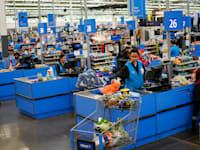 קופאיות בחנות וולמארט בניו ג'רזי, ארה''ב / צילום: Associated Press, Eduardo Munoz Alvarez