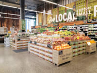 סחורה על המדפים בהול פודס. קשה לקנות שטח מדף / צילום: Shutterstock