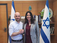 מירי רגב לצד שי קדם, ראש האגף לתכנון תחבורתי העוזב / צילום: דוברות משרד התחבורה