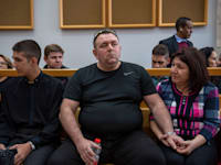 רומן זדורוב עם משפחתו בבית המשפט, לפני שנתיים / צילום: גיל אליהו - הארץ