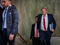 השר איתמר בן גביר מגיע לישיבת הממשלה השבועית / צילום: אוליביה פיטוסי-הארץ