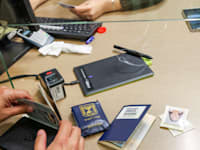 הוצאת דרכונים ברשות האוכלוסין / צילום: כדיה לוי