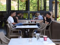 בית קפה בקריית שמונה / אילוסטרציה: אייל מרגולין