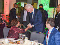 קלינטון לוחץ יד לאורחת במלון בוושינגטון. הקדיש לזה זמן על חשבון דברים אחרים / צילום: Shutterstock