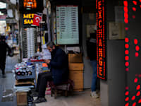 צ'יינג' באחד הרחובות באיסטנבול. הריבית בטורקיה הוכפלה ל-15% / צילום: Associated Press, Francisco Seco