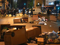 מפגינים בפריז חוסמים רחוב בפחים / צילום: Associated Press, Lewis Joly