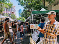 איגור קבישר בדוכן הציורים שבנחלת בנימין / צילום: רות עפרוני