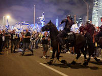 כוחות משטרה ומפגינים בנתיבי איילון, הערב / צילום: Reuters, NIR ELIAS