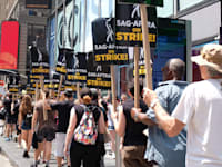 שביתת השחקנים והתסריטאים בהוליווד / צילום: Reuters, Laura Höring