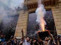 הפגנה נגד הבנקים בלבנון על רקע המשבר הכלכלי החריף / צילום: Associated Press, Hassan Ammar