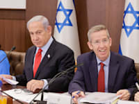 מזכיר הממשלה יוסי פוקס, לצד ראש הממשלה בנימין נתניהו / צילום: מארק ישראל סלם - הג'רוזלם פוסט