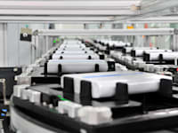 מפעל לייצור סוללות ליתיום. מה יקרה כשיגמר היסוד? / צילום: Reuters, Zhang Guorong/VCG