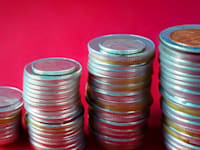 מה יקרה לשקל ולמחירי הנפט? התחזית של הבנק האירופי הגדול להסלמה / עיצוב: טלי בוגדנובסקי (נוצר בעזרת adobe firefly)