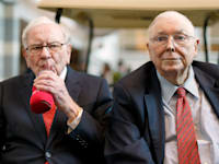 צ'ארלי מאנגר (מימין) לצד וורן באפט / צילום: Associated Press, Nati Harnik