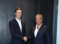 אסי שמלצר, יו''ר קבוצת שלמה, וג'ארד קושנר, שותף בקרן אפיניטי פרטנרס / צילום: עזרא לוי