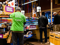 עובד של Instacart מלקט משלוח בסופרמרקט / צילום: Shutterstock