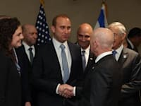 גיל ברינגר לוחץ את ידיו של אלחנדרו מיורקס המזכיר לבטחון המולדת / צילום: מייקל קרס, שגרירות ישראל בוושינגטון