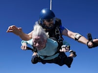 דורותי הופנר, תקבל מספר השיאים של גינס את התואר ''הצנחנית הוותיקה בעולם'' / צילום: ap, Daniel Wilsey