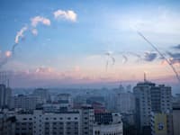 ירי מעזה לעבר ישראל / צילום: Associated Press, Fatima Shbair