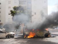 פגיעת רקטה בכלי רכב באשקלון / צילום: Associated Press, Ohad Zwigenberg