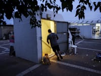 אדם וכלבו רצים למקלט באשקלון / צילום: Reuters, Ronen Zvulun