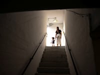 תושבי אשקלון בכניסה למקלט בעת מטח רקטות / צילום: Reuters, Ronen Zvulun