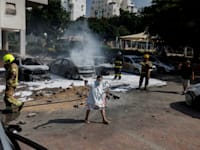 נפילת רקטה באשקלון / צילום: Reuters, AMIR COHEN