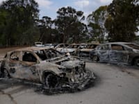 רכבים שרופים באזור המסיבה בקיבוץ רעים / צילום: ap, Ohad Zwigenberg