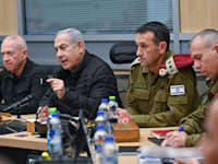 ראש הממשלה בנימין נתניהו, שר הביטחון יואב גלנט והרמטכ''ל הרצי הלוי בהערכת מצב ביטחונית בקריה בתל אביב / צילום: קובי גדעון-לע''מ