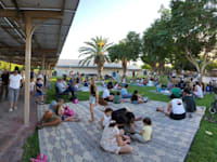 קבלת שבת עם המפונים במושב צופר / צילום: נוגה גיבורי, הערבה התיכונה