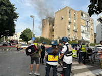 בניין שנפגע מרקטה בתל אביב, ''בימים קריטיים אלה נדרשות פעולות ברורות לטובת המאמץ המלחמתי'' / צילום: דוברות מד''א