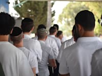 מתגייסים חרדים בתור ללשכת הגיוס / צילום: מיטב ודובר צה''ל